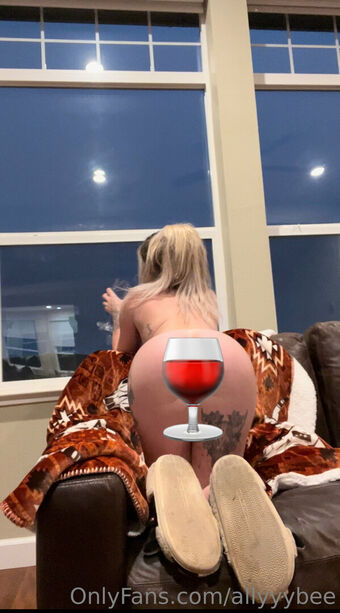 allyyybee Foto Nua Vazada OnlyFans 10