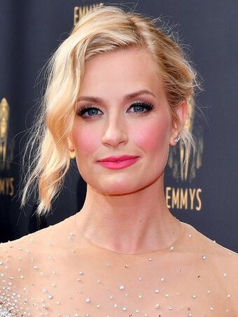 Beth Behrs Foto Nua Vazada OnlyFans 82