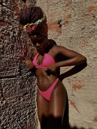 Clara Moneke Foto Nua Vazada OnlyFans 1