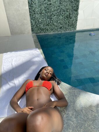 Clara Moneke Foto Nua Vazada OnlyFans 4