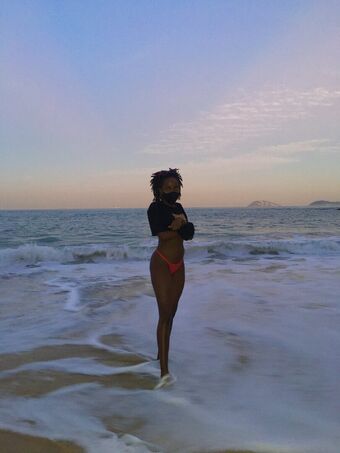 Clara Moneke Foto Nua Vazada OnlyFans 11