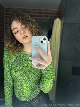 evacurlysue Foto Nua Vazada OnlyFans 4