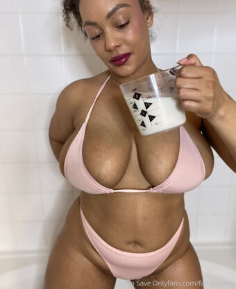 famousaria Foto Nua Vazada OnlyFans 27
