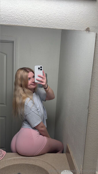 izzyynicolee Foto Nua Vazada OnlyFans 22