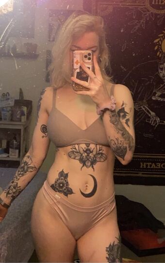 Strawberryybl0nde/ Becka Beale